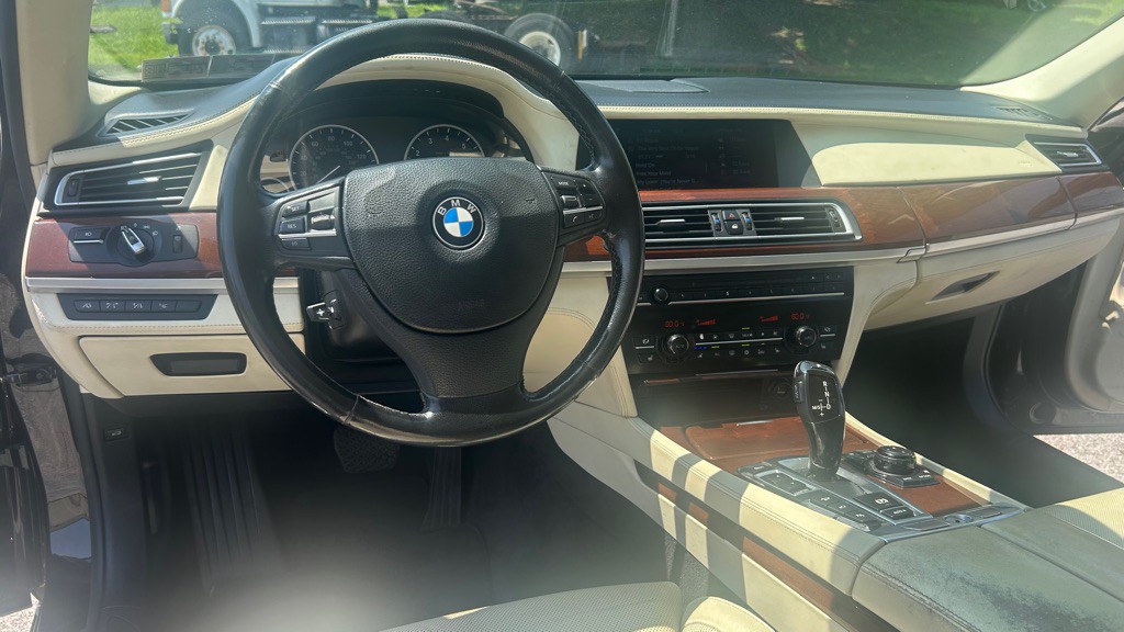 2010 BMW 7 Series Image 15