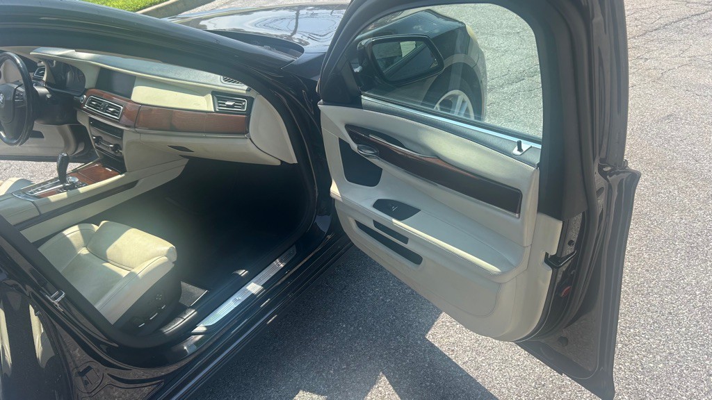 2010 BMW 7 Series Image 18