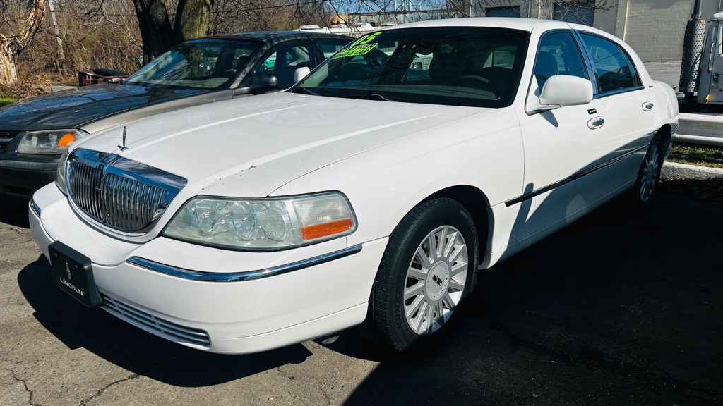 2005 Lincoln Town Car Image 1