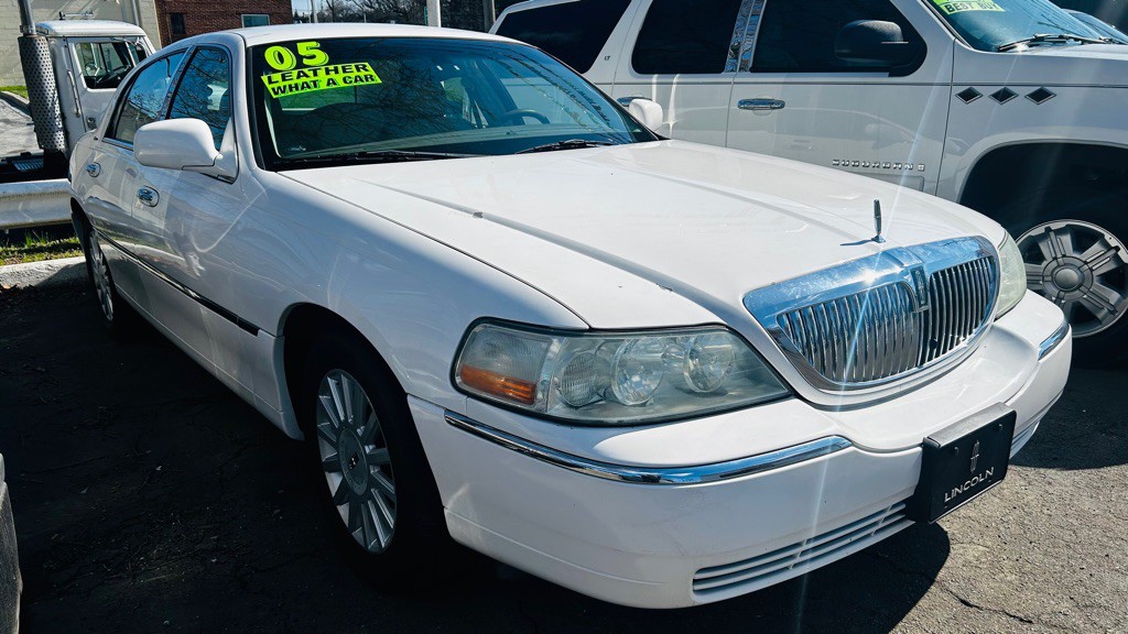 2005 Lincoln Town Car Image 2