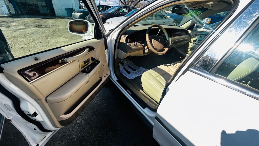 2005 Lincoln Town Car Image 3