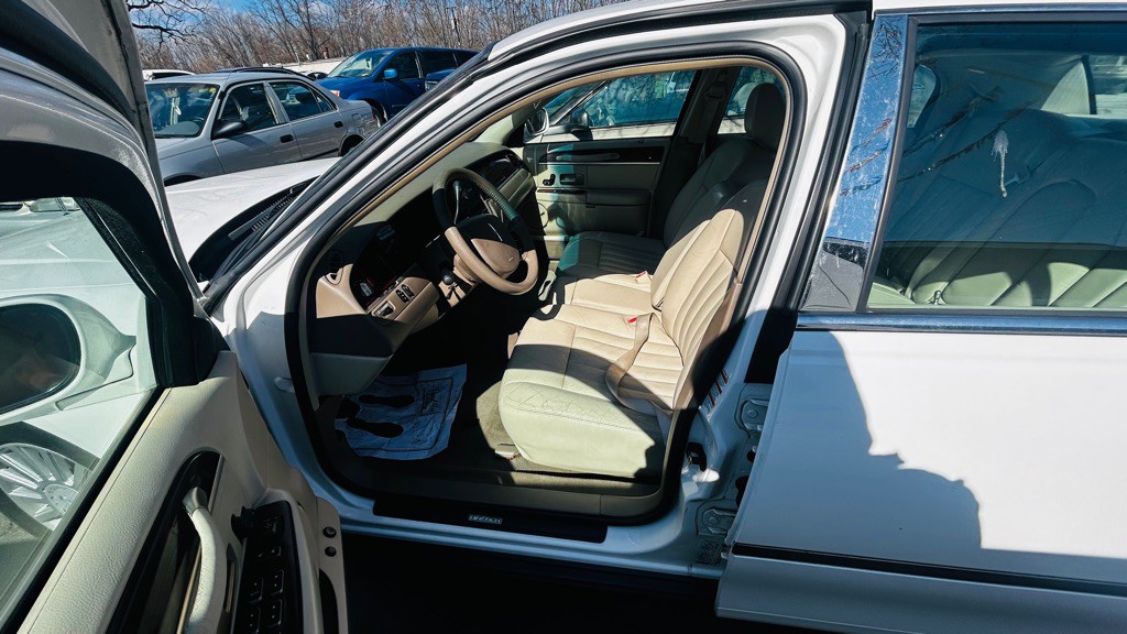 2005 Lincoln Town Car Image 4