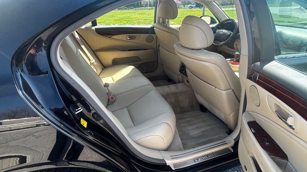 2007 Lexus LS 460 Image 17