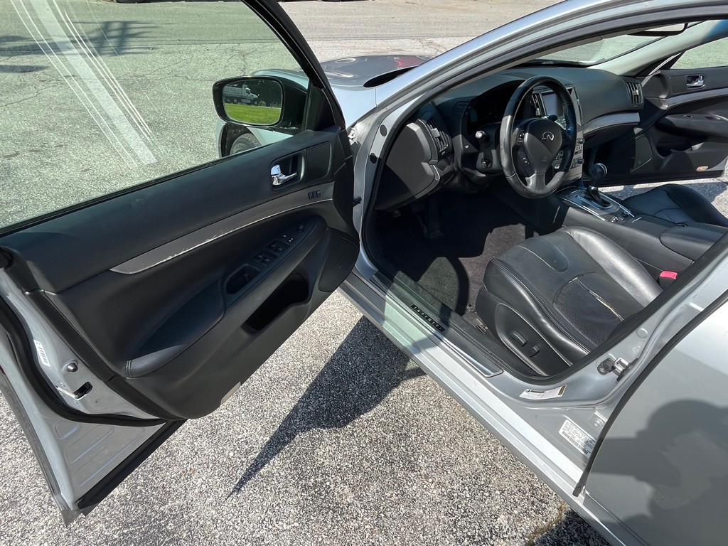 2013 INFINITI G37 Image 9