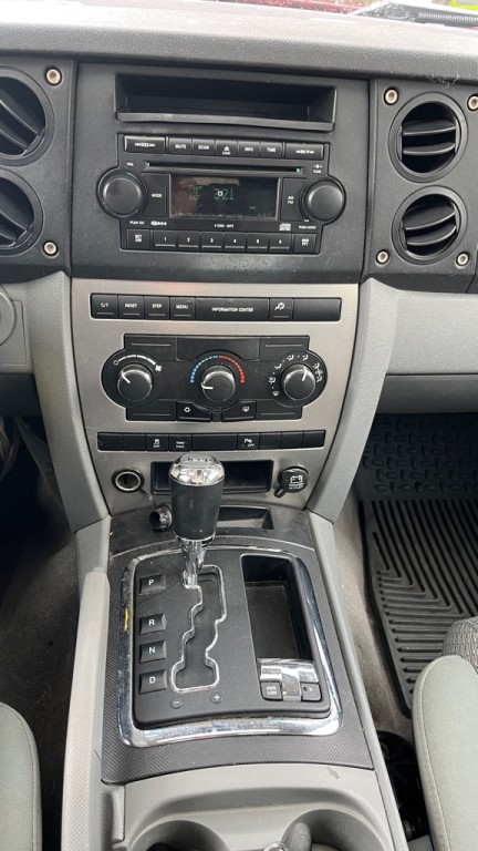 2007 Jeep Commander Image 16