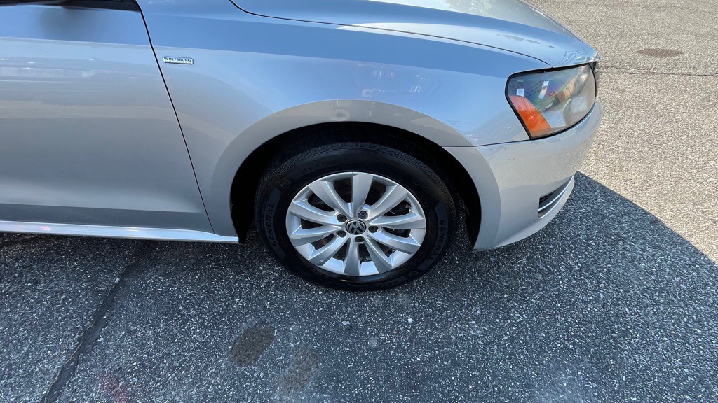 2014 Volkswagen Passat Image 16