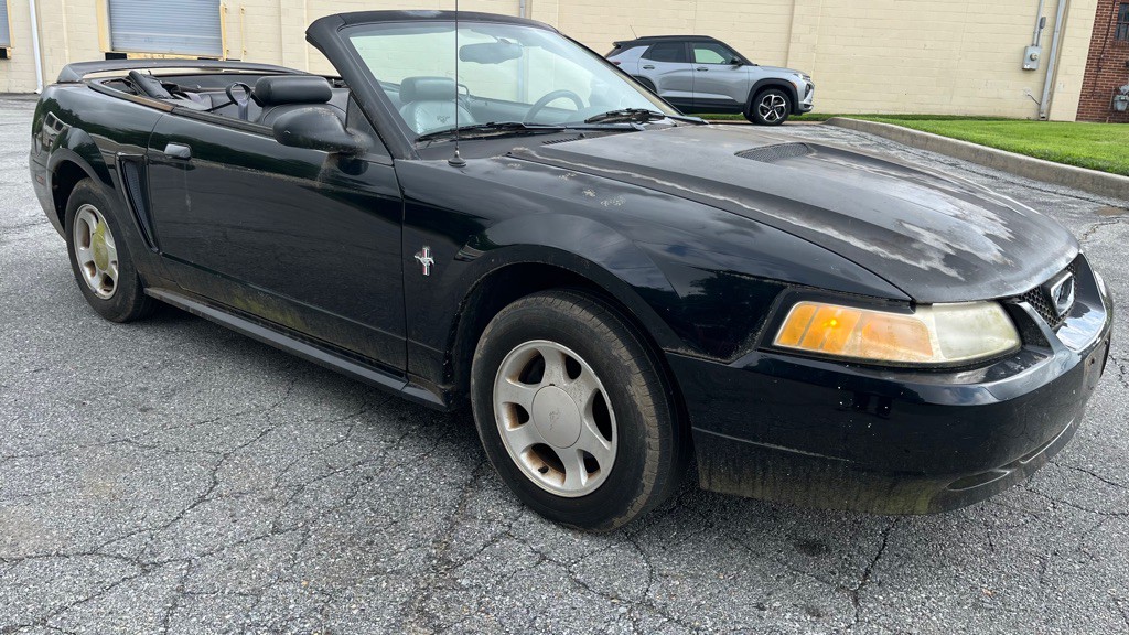 2000 Ford Mustang Image 2