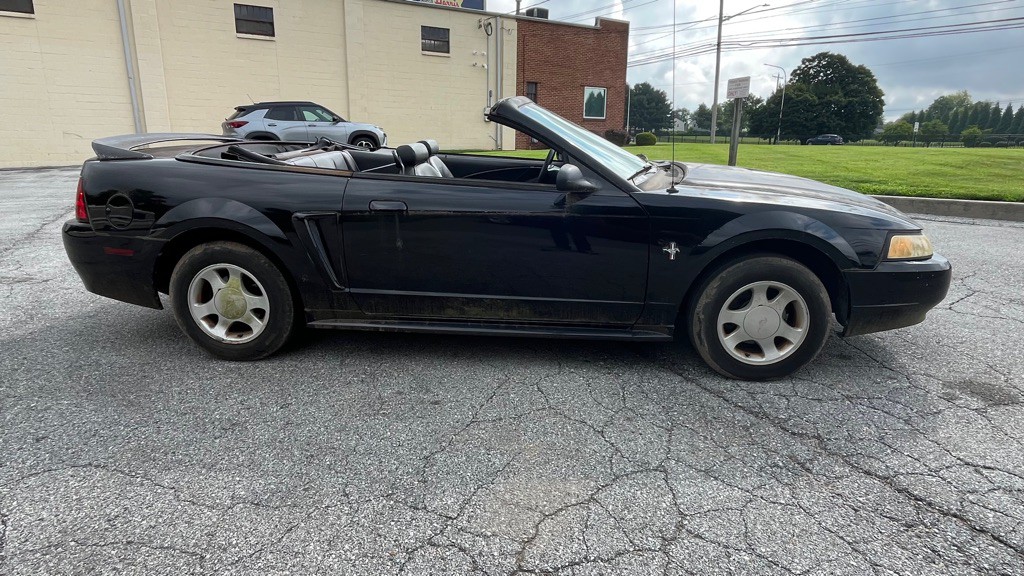2000 Ford Mustang Image 3