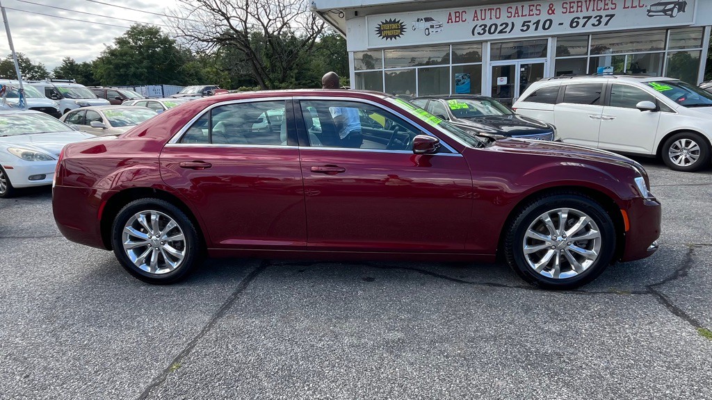 2017 Chrysler 300 Image 3