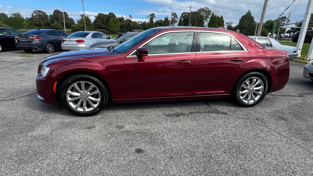 2017 Chrysler 300 Image 4