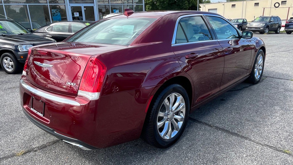 2017 Chrysler 300 Image 5