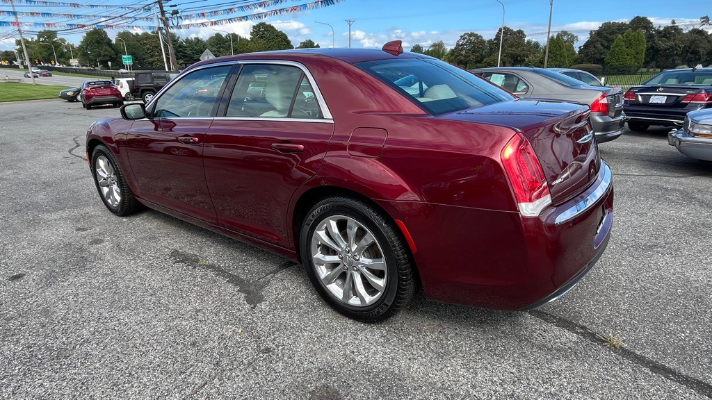 2017 Chrysler 300 Image 6
