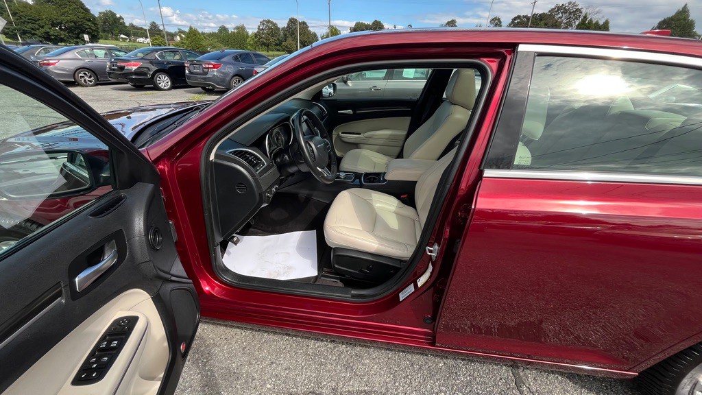 2017 Chrysler 300 Image 7