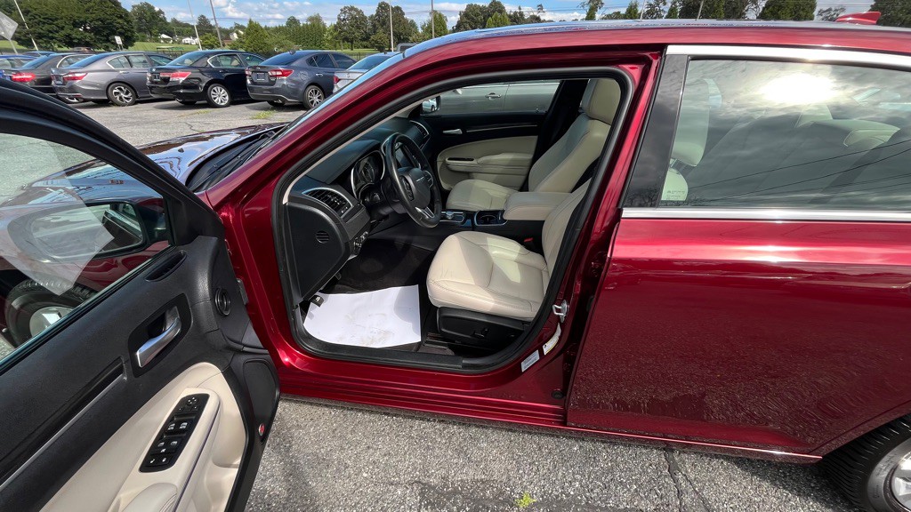 2017 Chrysler 300 Image 8