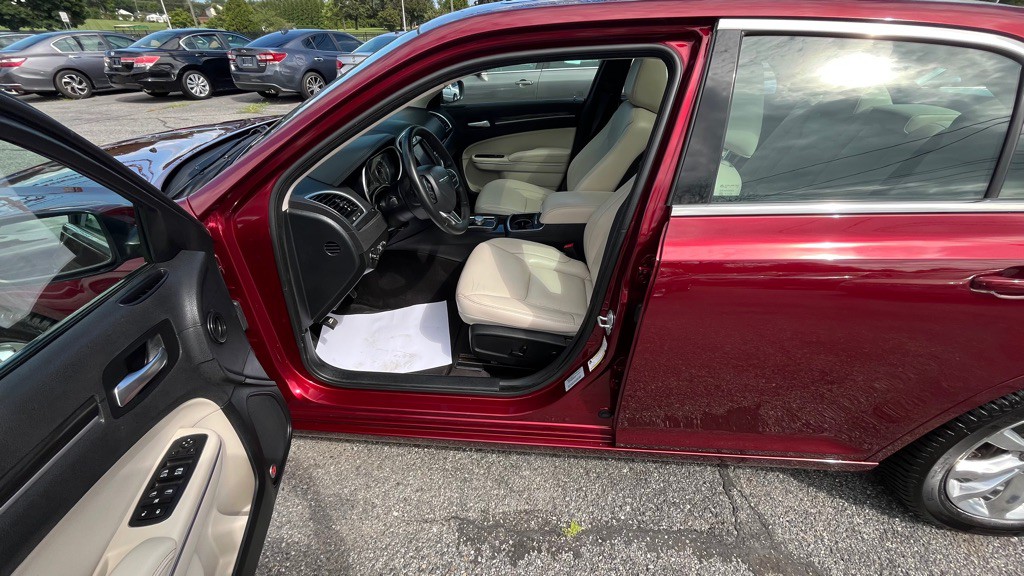 2017 Chrysler 300 Image 9