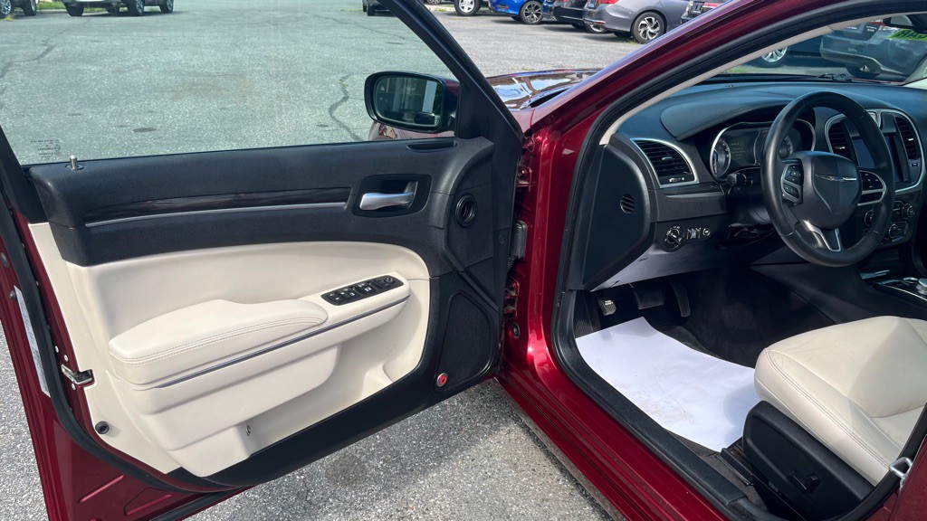 2017 Chrysler 300 Image 10