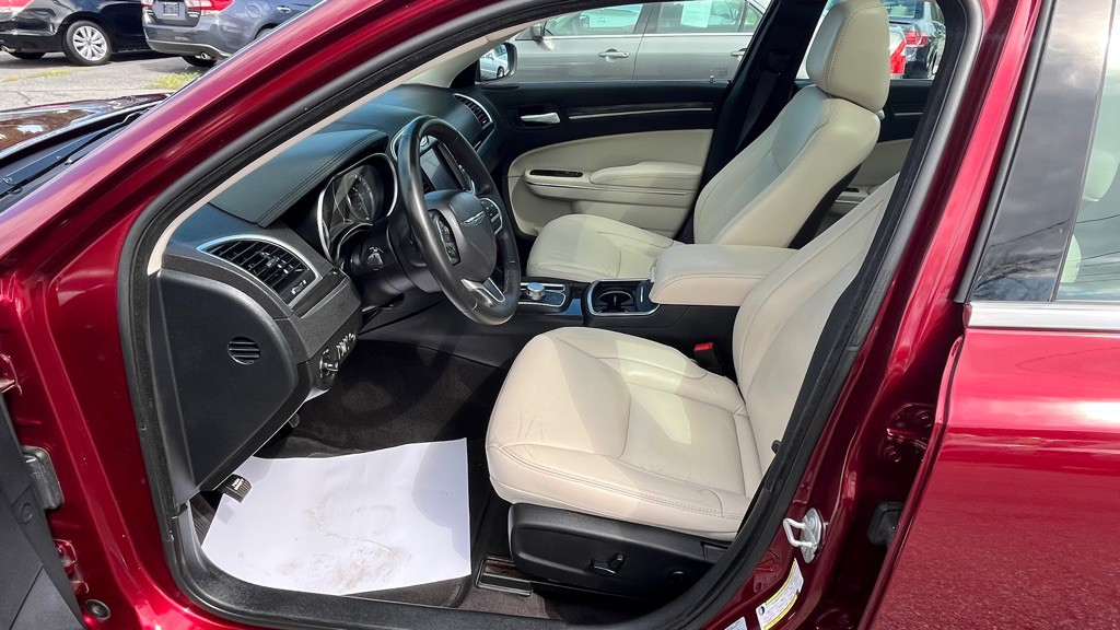 2017 Chrysler 300 Image 11