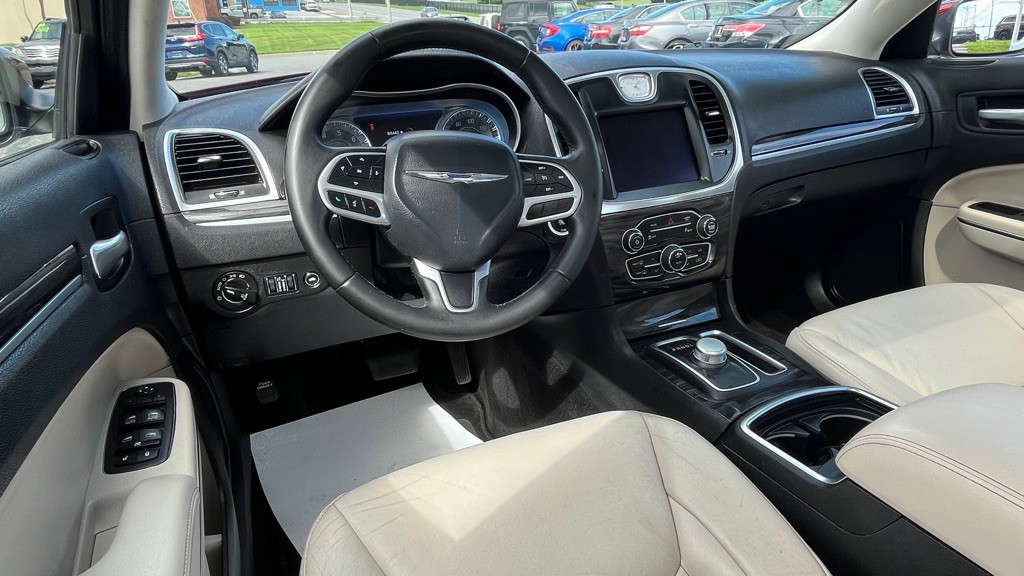 2017 Chrysler 300 Image 12