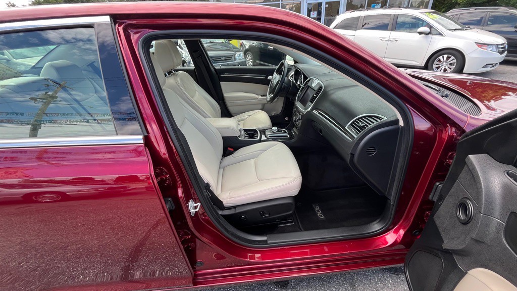 2017 Chrysler 300 Image 13