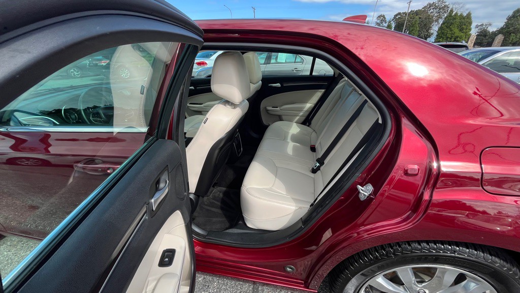 2017 Chrysler 300 Image 14