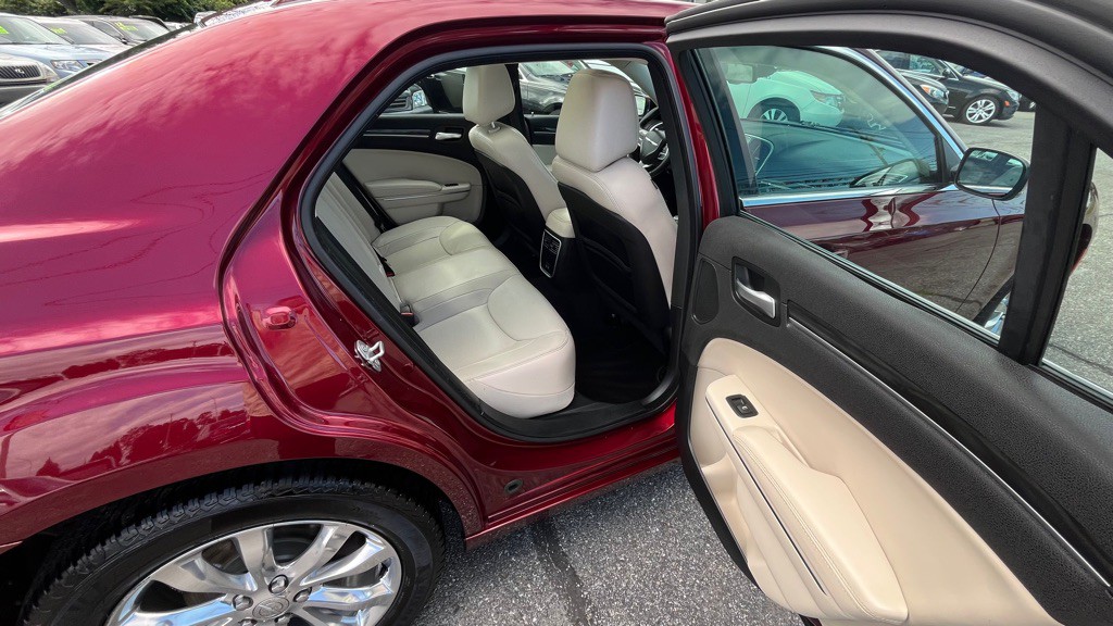 2017 Chrysler 300 Image 15