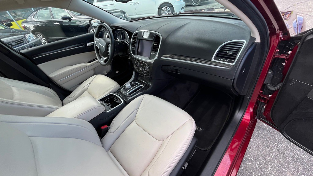 2017 Chrysler 300 Image 16