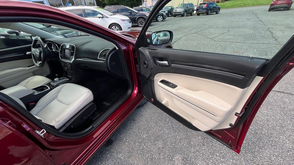 2017 Chrysler 300 Image 17