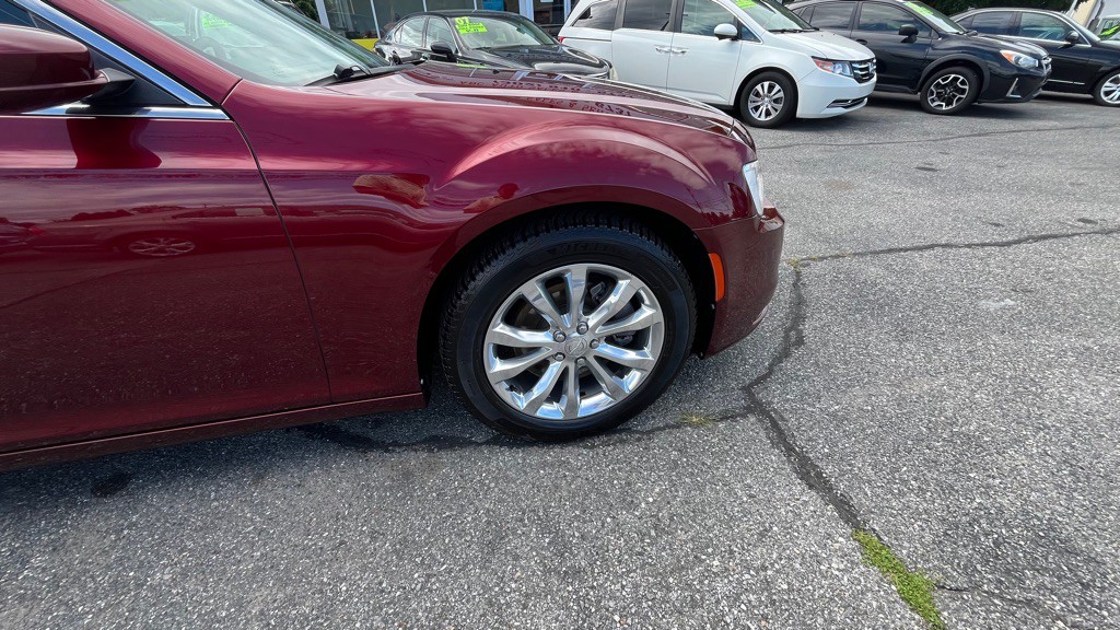 2017 Chrysler 300 Image 18