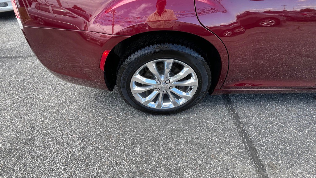 2017 Chrysler 300 Image 19