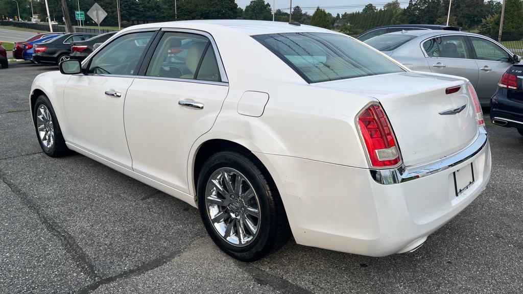 2012 Chrysler 300 Image 4