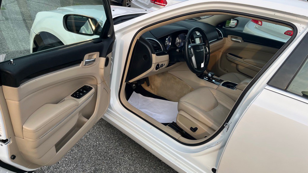 2012 Chrysler 300 Image 5