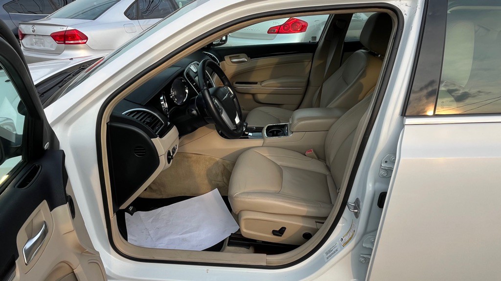 2012 Chrysler 300 Image 6