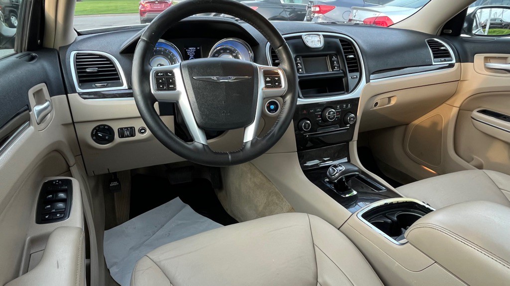 2012 Chrysler 300 Image 7