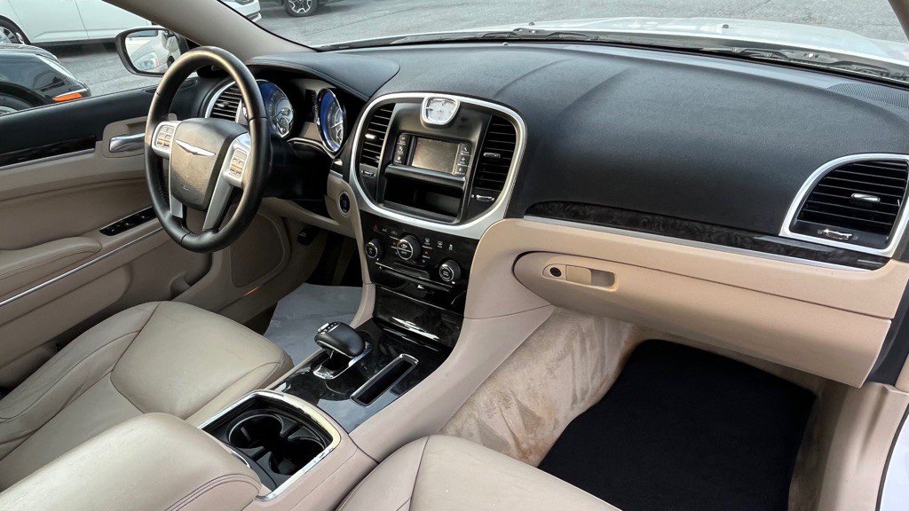 2012 Chrysler 300 Image 8