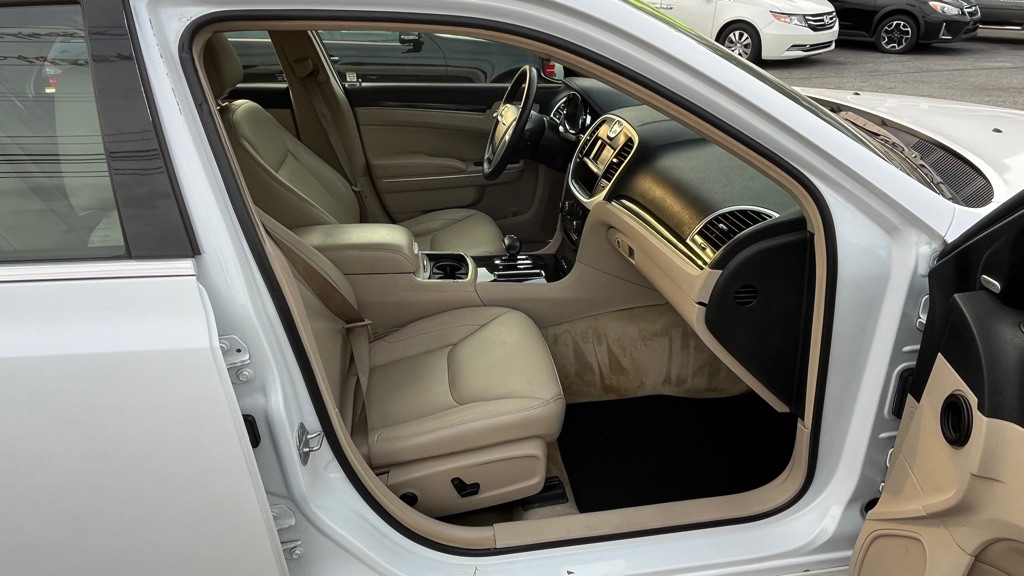 2012 Chrysler 300 Image 9