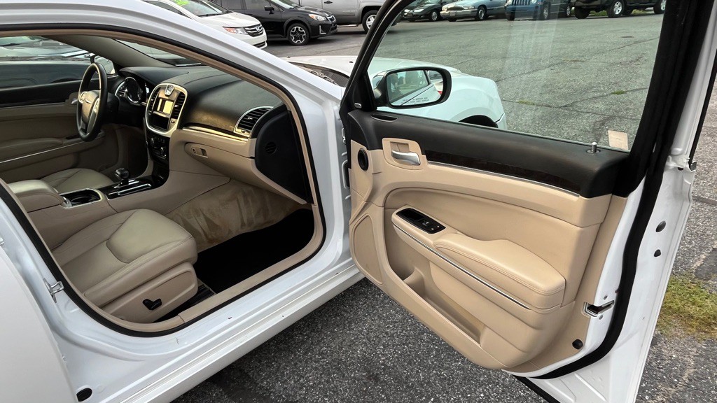2012 Chrysler 300 Image 10