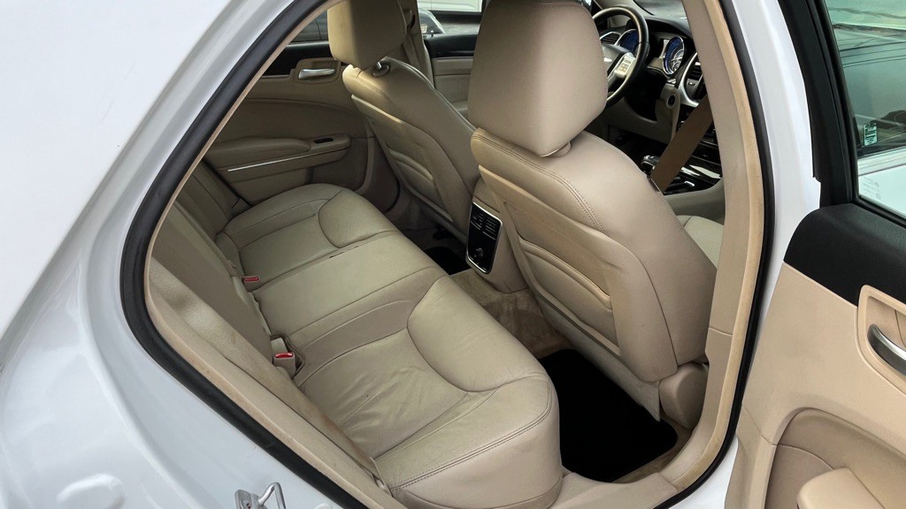 2012 Chrysler 300 Image 11