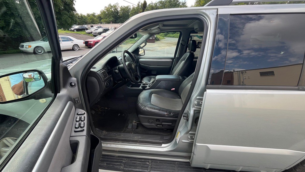 2005 Mercury Mountaineer Image 8