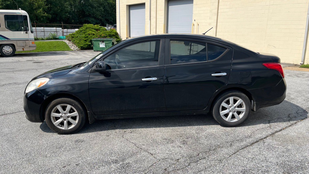 2012 Nissan Versa Image 2