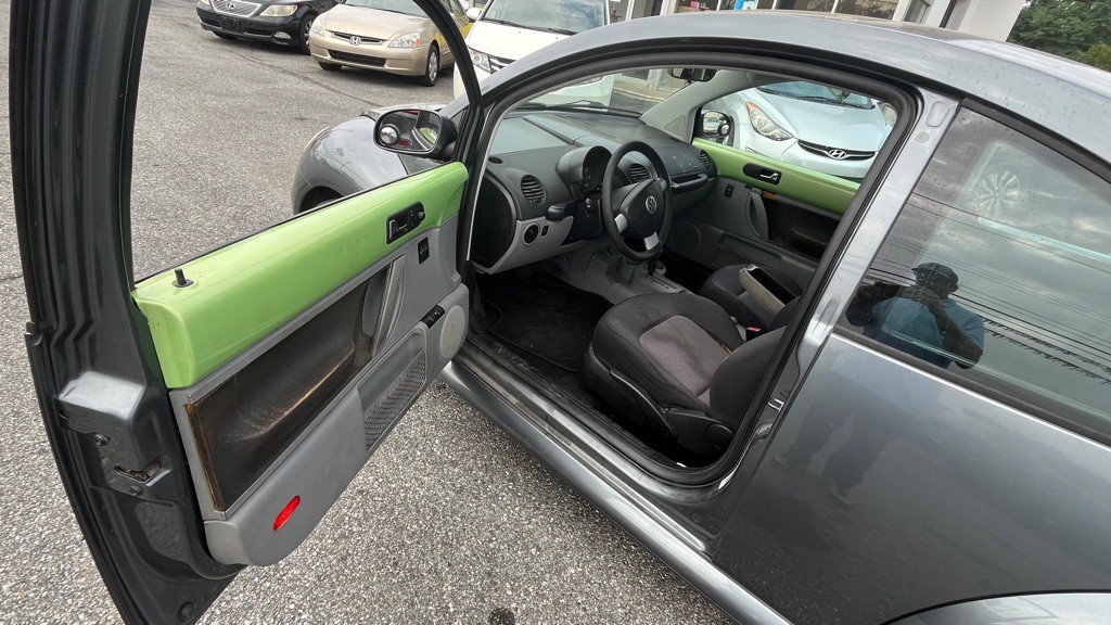 2003 Volkswagen Beetle Image 8