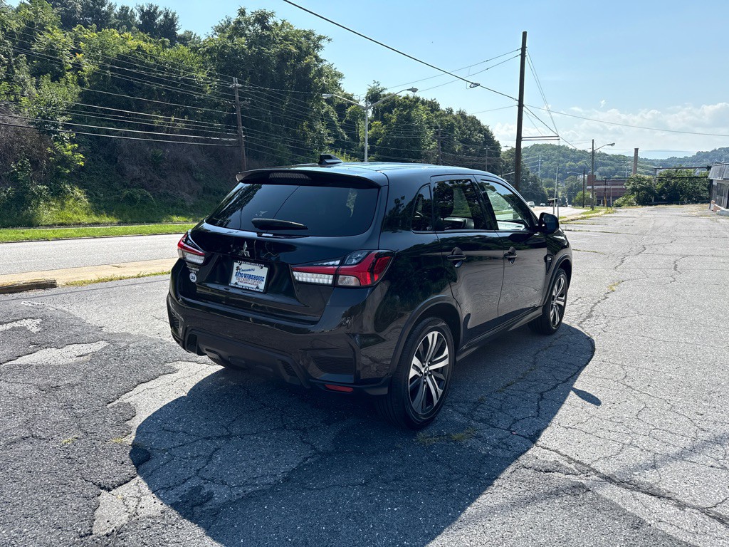 2022 Mitsubishi Outlander Image 3