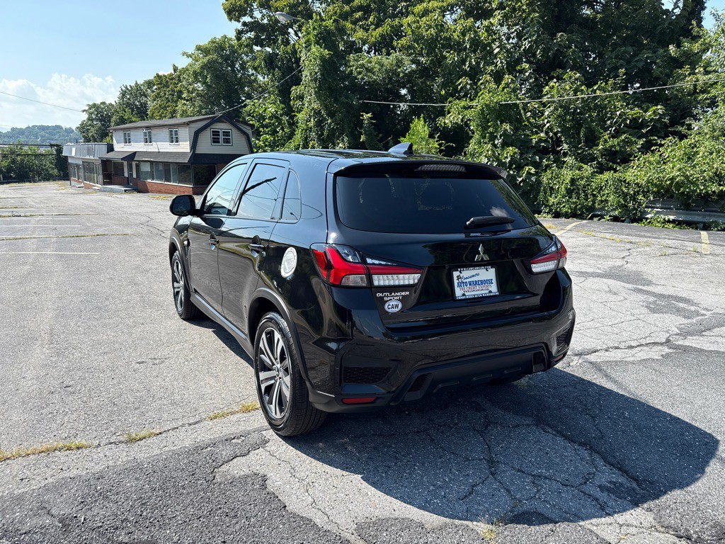 2022 Mitsubishi Outlander Image 4