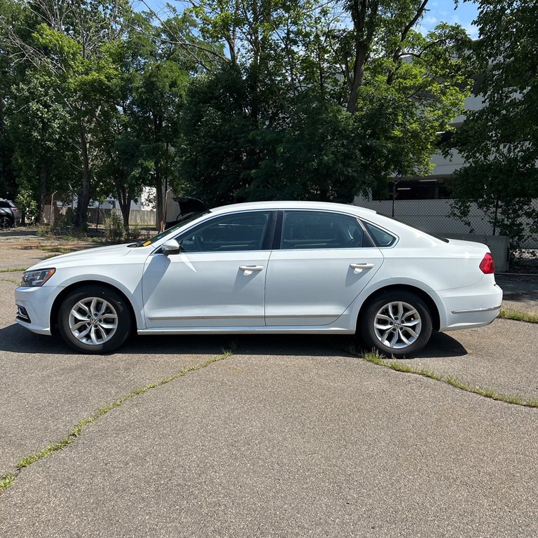 2016 Volkswagen Passat Image 2