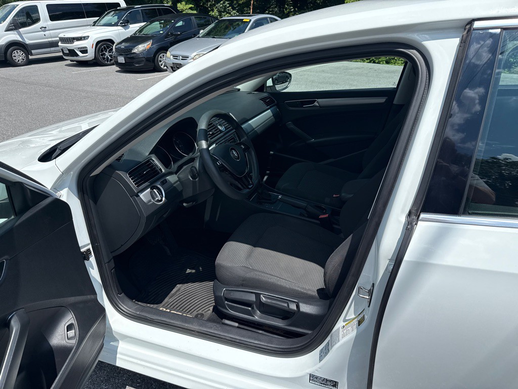 2016 Volkswagen Passat Image 9