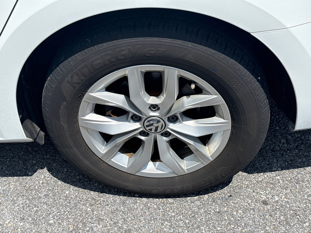 2016 Volkswagen Passat Image 14