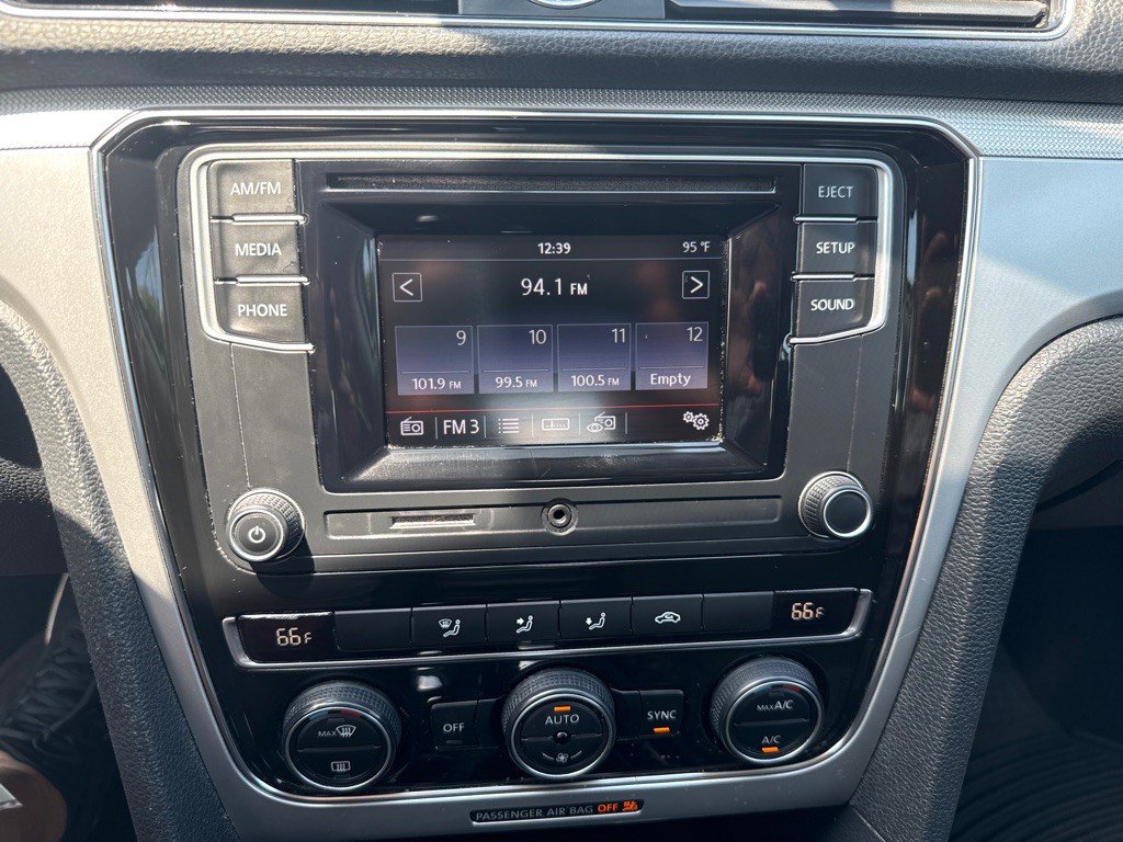 2016 Volkswagen Passat Image 16