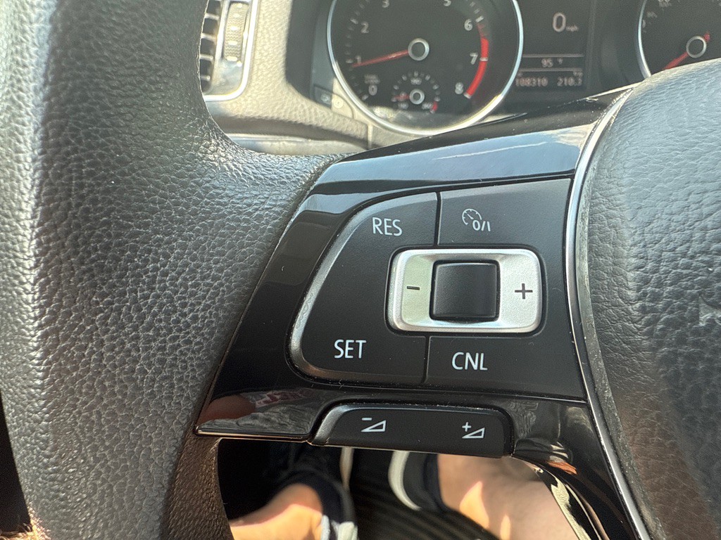 2016 Volkswagen Passat Image 18