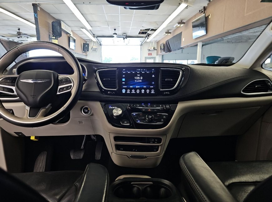2017 Chrysler Pacifica Image 3