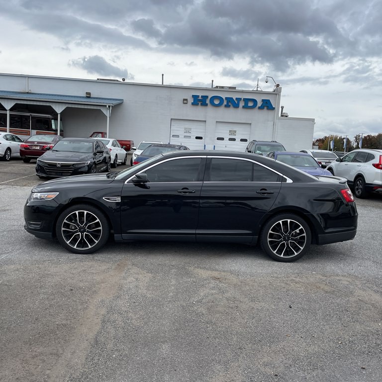 2018 Ford Taurus Image 2