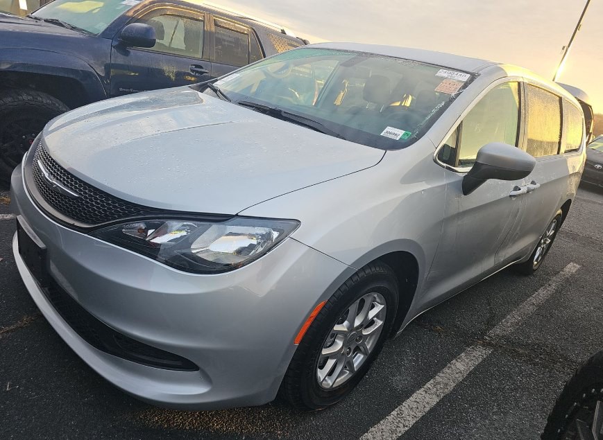 2022 Chrysler Voyager Image 1